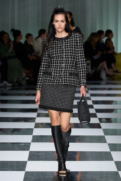 Look 16